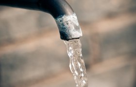 Trinkbrunnen, © pixabay Nahaufnahme eines Wasserhahns mit fließendem Wasser.