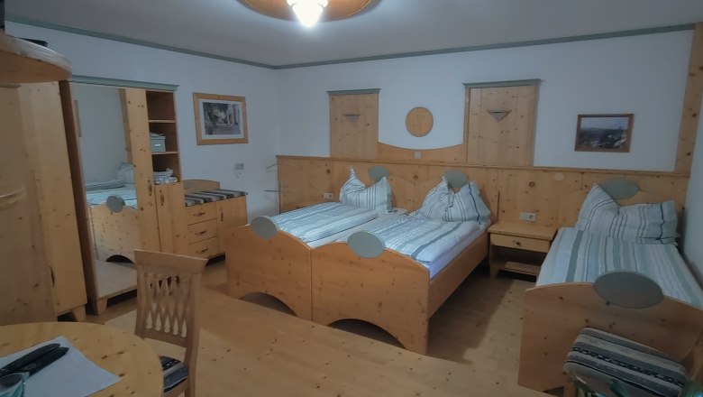 Doppelzimmer, © Arkadenhof Schneider Gemütliches Doppelzimmer mit Holzmöbeln und zwei Einzelbetten.