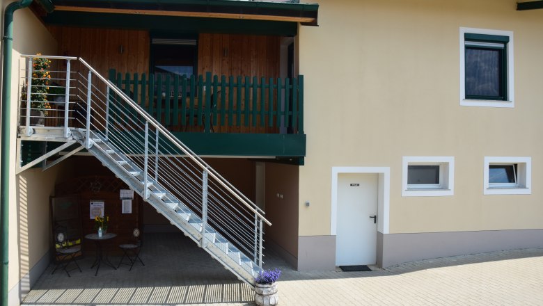 Ihr Zuhause auf Zeit, © Familie Schwalm Außenansicht eines Gebäudes mit Treppe und Balkon.