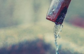 Trinkbrunnen, © pixabay Nahaufnahme eines Trinkbrunnens mit fließendem Wasser aus einem Metallrohr.