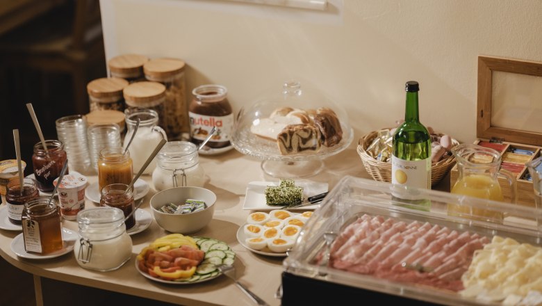 Frühstücksbuffet, © Michael Reidinger Frühstücksbuffet mit Brot, Aufschnitt, Obst und Getränken.