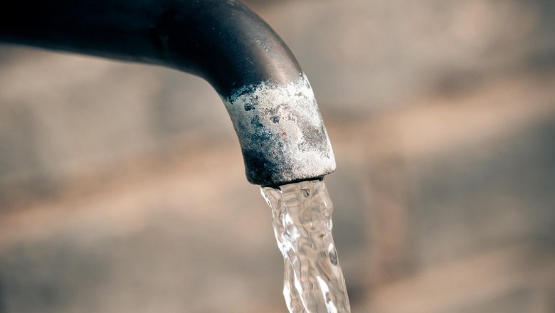 Trinkbrunnen, © pixabay Nahaufnahme eines Wasserhahns mit fließendem Wasser vor unscharfem Hintergrund.