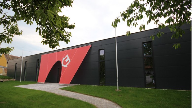 Nonseum Außenansicht, © Nonseum Außenansicht des Nonseums mit modernem Design und rotem Eingang.