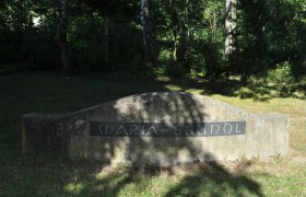 Trinkbrunnen Maria Bründl, © Weinviertel Tourismus GmbH Stein mit der Inschrift 'Maria-Bründl' in einem schattigen Waldgebiet.