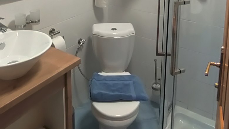 Badezimmer und WC, © Arkadenhof Schneider Kleines Badezimmer mit Dusche, WC und Waschbecken.