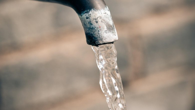 Trinkbrunnen, © pixabay Nahaufnahme eines Wasserhahns mit fließendem Wasser vor unscharfem Hintergrund.