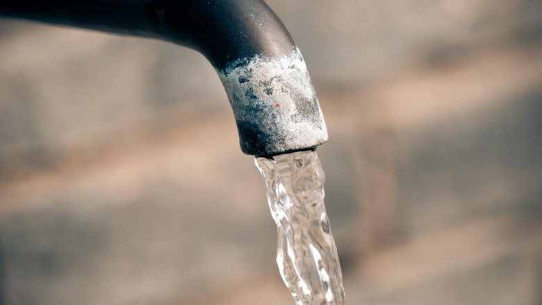 Trinkbrunnen, © pixabay Nahaufnahme eines Wasserhahns mit fließendem Wasser.