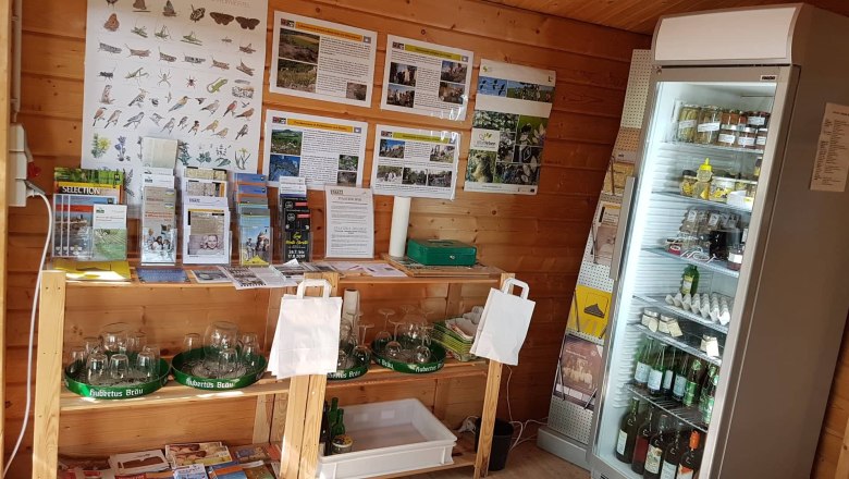 Staatzer Speis, © Gemeinde Staatz Innenansicht eines kleinen Verkaufsstands mit Infomaterial und Kühlschrank.