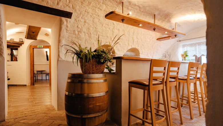 Stüberl, © Michael Reidinger Gemütliches Stüberl mit Barhockern und rustikaler Einrichtung.