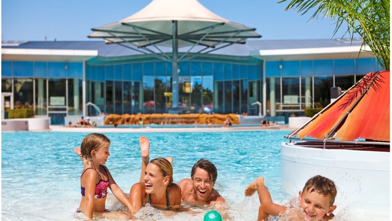 Therme Laa/Thaya, © Therme Laa/Thaya Familie spielt im Außenpool der Therme Laa/Thaya.