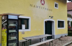 Radlerstop Kellergasse Neusiedl, © Weingut Martinshof / Holzhauser Radlerstop Kellergasse Neusiedl, © Weingut Martinshof / Holzhauser