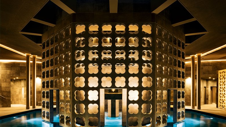 Innenansicht des SILENTSPA der Therme Laa mit beleuchteten, dekorativen Wänden und einem Wasserbecken.