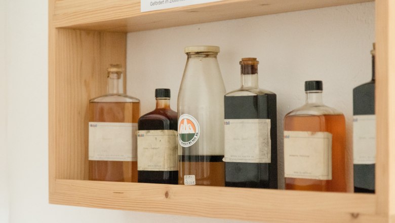 Regal mit alten Flaschen im Stadtmuseum Zistersdorf.