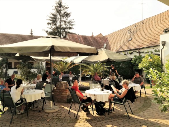 Genuss im idyllischen Innenhof bei den Haimers, &copy; haimer.at