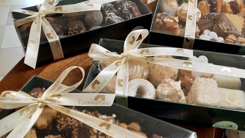 Geschenkboxen mit Weihnachtsgebäck auf einem Tisch.