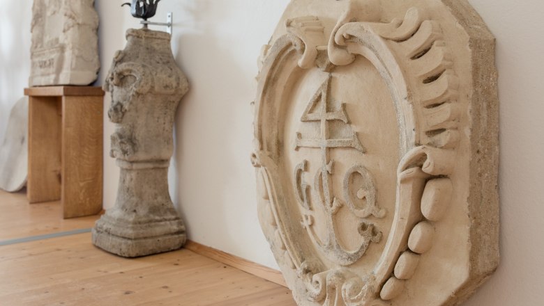 Steinrelief mit dekorativen Elementen im Stadtmuseum Zistersdorf.