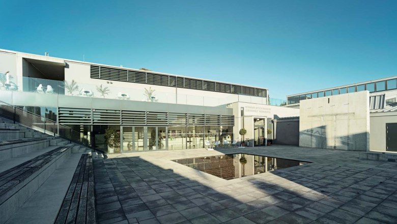 Außenansicht des MAMUZ Museums Mistelbach mit modernem Design und Glasfassade.