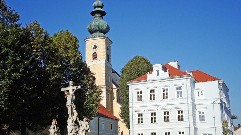 Kirche mit Zwiebelturm und Gemeindebüro in Gaweinstal, Österreich.