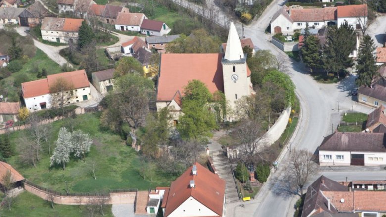Luftaufnahme der Kirche Altlichtenwarth in einem Dorf mit umliegenden Häusern und Straßen.