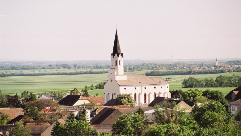 Landschaft mit Kirche und Dorf in Unterstinkenbrunn.