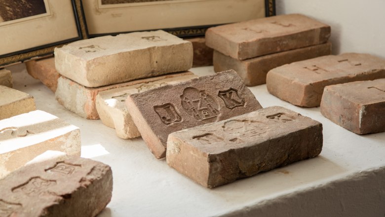 Historische Ziegelsteine mit Pr&auml;gungen im Stadtmuseum Zistersdorf.